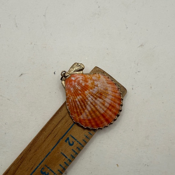 Scalloped Seashell Pendant Shell Beach Ocean Jewelry Orange Gold Tone - Picture 7 of 7